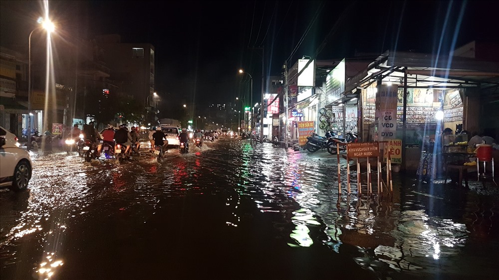 Cũng như mọi lần triều cường khác, đường Huỳnh Tấn Phát được xem là một trong những nơi bị ngập sâu và lâu nhất trong số các tuyến đường bị ảnh hưởng. Chiều nay, mới khoảng hơn 17 nhưng nước triều đã phun lên xối xả qua các miệng cống. Ảnh: Trường Sơn