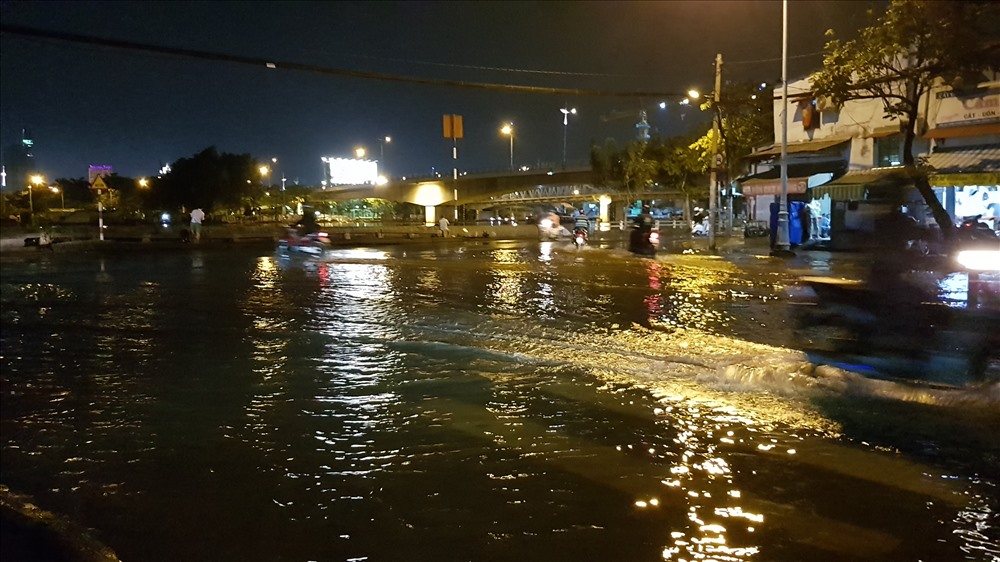 Theo Trung tâm chống ngập, triều cường tối nay đã gây ra nhiều điểm ngập, khiến giao thông qua các tuyến đường này gặp nhiều khó khăn. Theo dự báo, ngày mai triều cường có thể lên mức 1,67m, vượt xa mức báo động 3. Ảnh: Trường Sơn