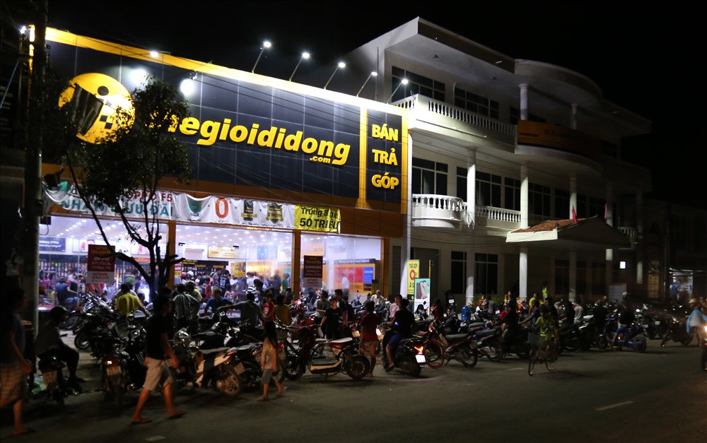 Tình trạng mất điện trên diện rộng từ nhiều ngày nên nhiều người phải tìm đến các cửa hàng có máy phát điện để sạt nhờ điện thoại, thiết bị điện tử...