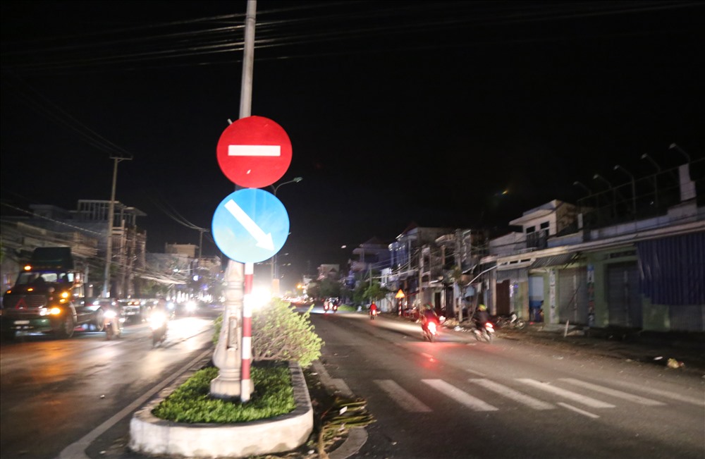Điện lực Khánh Hòa cho biết, trong vài ngày tới dự kiến, huyện Vạn Ninh hệ thống lưới điện trên địa bàn chưa thể khôi phục.