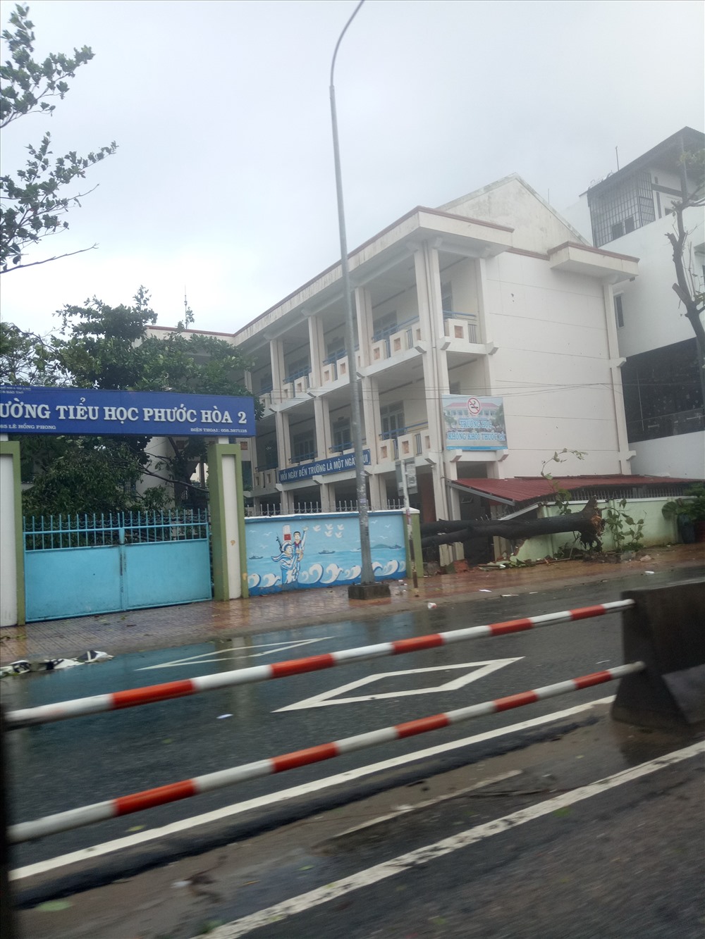 Ngay trong ngày đầu tuần CBCNVNLĐ các trường tập trung khắc phục hậu quả của bão đảm bảo an toàn trước khi học sinh đến lớp. Ảnh: T.T