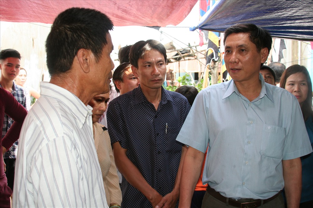 Lãnh đạo tỉnh Khánh Hòa đến thăm và động viên gia đình vợ chồng anh Nguyễn Văn Bảo, Nguyễn Thị Quốc Hoa, cả hai bị sóng đánh chìm khi ra thăm đìa.Ảnh: T.T