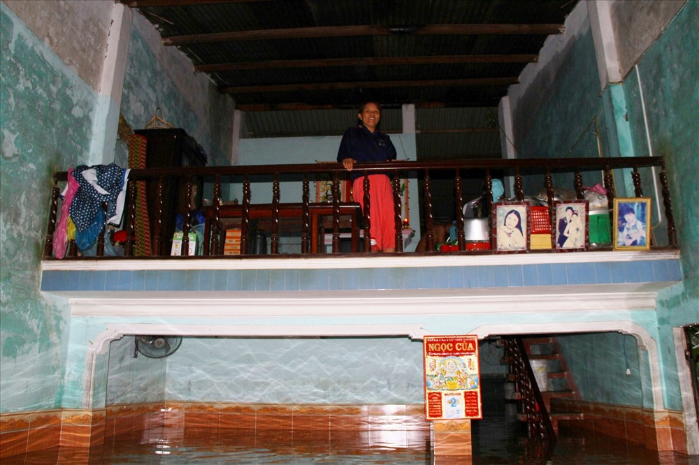 Một ngôi nhà tại thôn Mỹ Hảo, xã Đại Phong ngập gần hết tâng trệt, đồ đạc, người bất lực chuyển lên tầng 2 đứng nhìn lũ dữ. Ảnh: LP