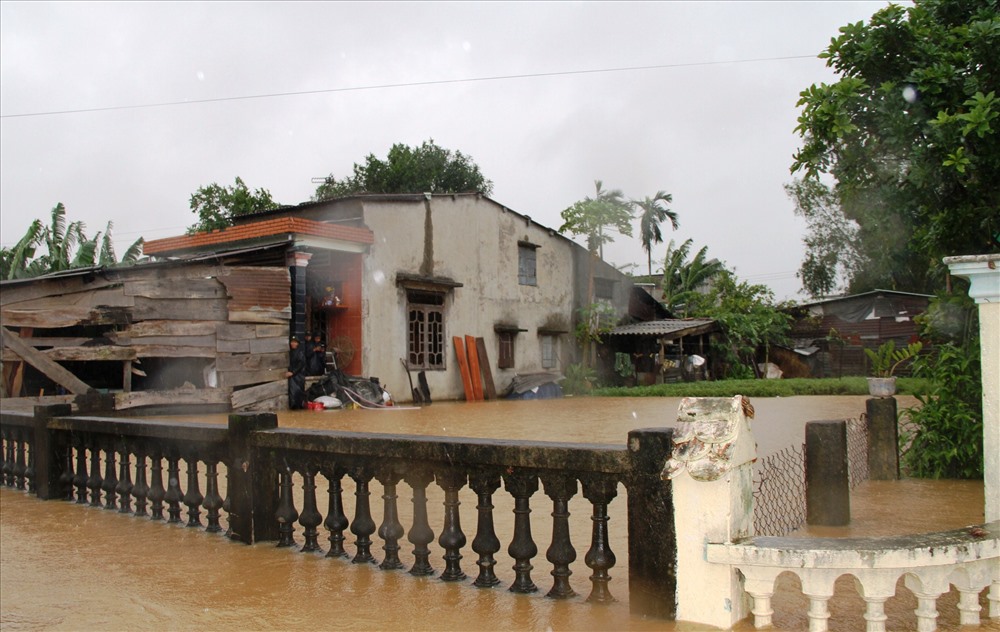 Hàng loạt ngôi nhà tại xã Đại Phong ngập trong nước, người dân phải đi sơ tán. Ảnh: LP