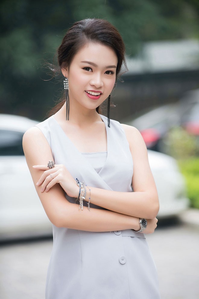 Phùng Bảo Ngọc Vân lựa chọn phong cách nhẹ nhàng, kết hợp với kiểu tóc buộc đuôi ngựa và trang điểm ấn tượng, làm nổi bật lên vẻ đẹp kiêu sa.