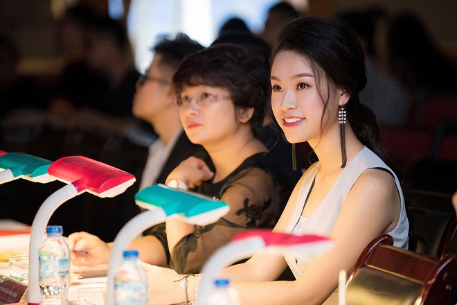 Ngọc Vân chia sẻ, tiêu chí của cô khi chấm thi đó là phải nhìn thấy ở các bạn trẻ vẻ đẹp hài hoà giữa nhan sắc, học vấn và nhân cách. “Vân nhận thấy các bạn trẻ hiện nay đa số đều có lợi thế về vẻ ngoài và chiều cao.
