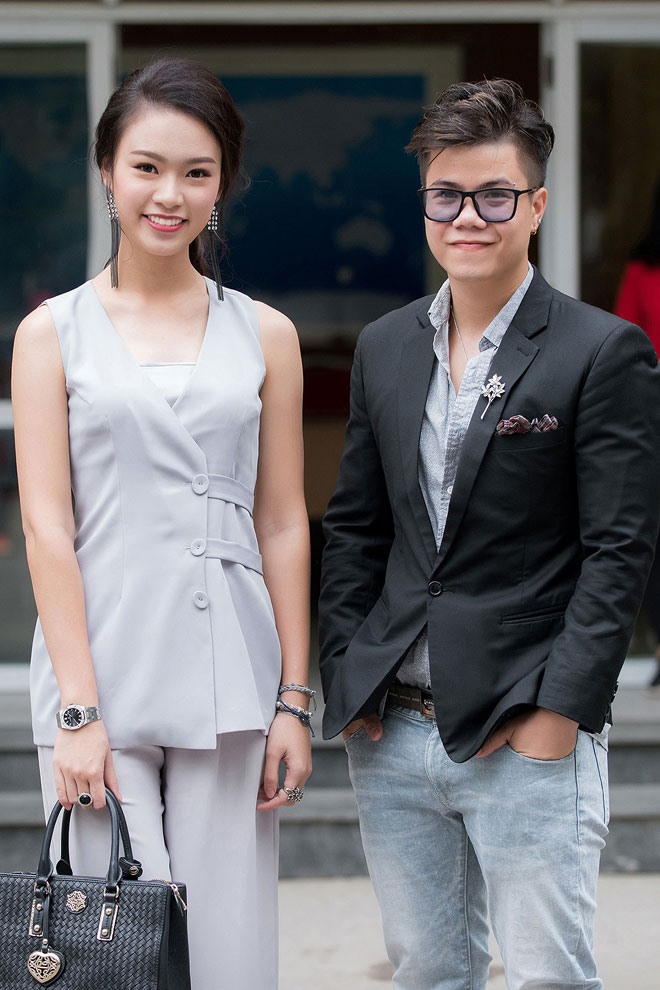 Cô rạng rỡ bên cạnh ca sĩ Đinh Mạnh Ninh.