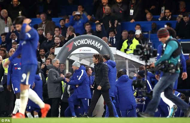 Conte không thèm bắt tay với Mourinho. Ảnh: PA.