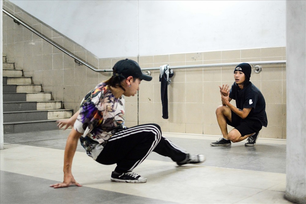 Một góc khác lại là nơi những bạn đam mê hip hop tụ tập, phiêu theo những điệu nhạc sôi động. Một bạn trong nhóm nhảy cho biết: “Hầu như chiều nào có thời gian rảnh là bọn mình lại ra đây tập khoảng hơn 1 tiếng từ 5 đến 6 giờ chiều, nơi đây cũng là địa điểm luyện tập chính của bọn mình”.