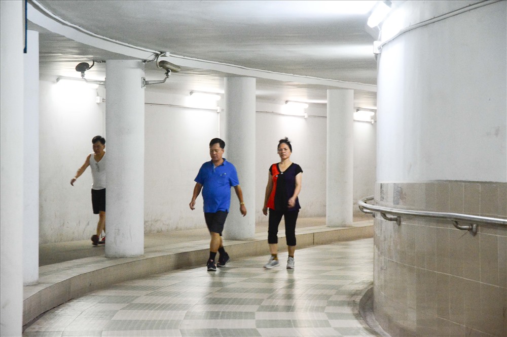 Nhiều người từ già đến trẻ chọn hầm Ngã Tư Sở là nơi bộ hành.