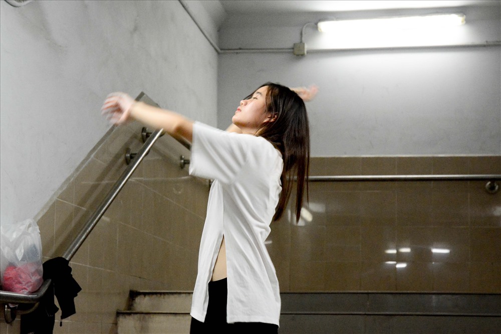 Một số bạn khác cũng xuống hầm để luyện tập những bài múa nghệ thuật.