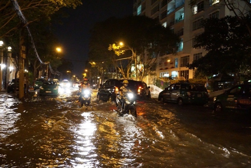 Tối ngày 6.11, triều cường trên sông đạt đỉnh 1,68 m hiến nhiều vùng trũng thấp ở TPHCM bị ngập nặng. Nguyễn Văn Hưởng khu Thảo Điền (Q.2) ngập hơn nửa bánh xe máy.