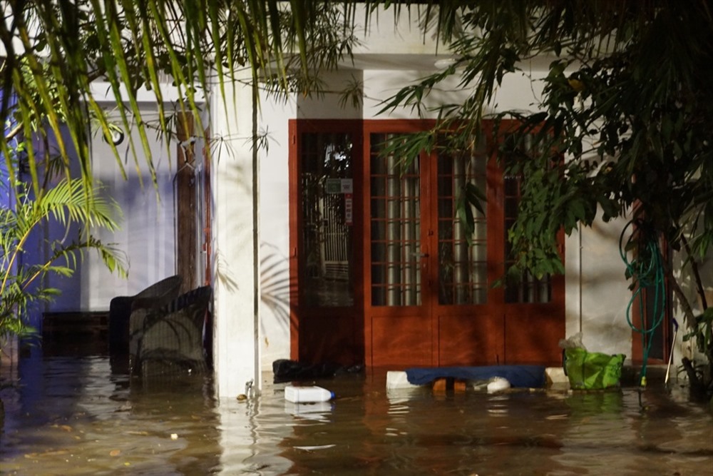 Căn biệt thự bị ngập sâu trong nước. Chủ nhà phải phải đi nơi khác chờ nước rút mới về nhà.