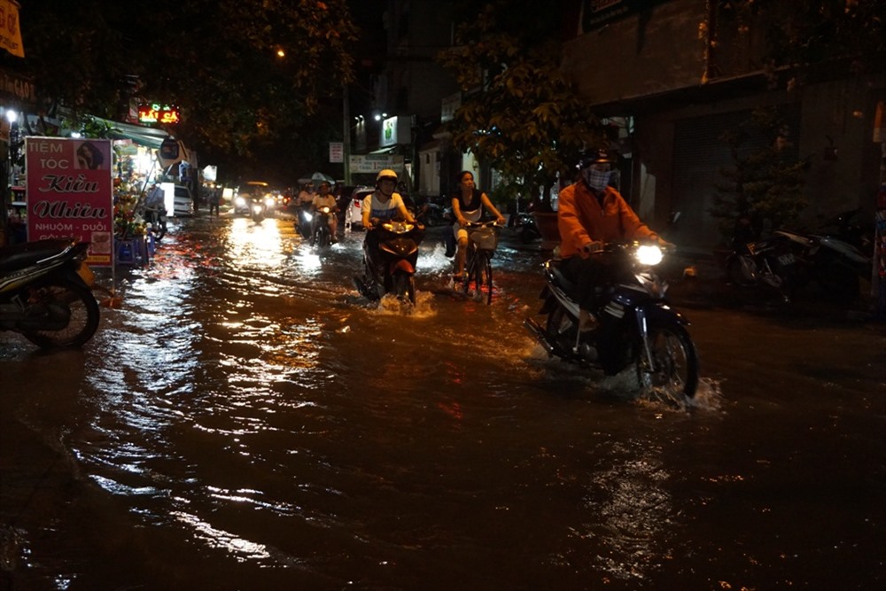 Triều cường đạt đỉnh tối nay còn khiến nhiều tuyến đường ngập nặng như Huỳnh Tấn Phát, Trần Xuân Soạn (Q.7),Lê Văn Lương (H.Nhà Bè), Hồ Học Lãm (Q.Bình Tân), Bình Quới, Bình Lợi (Q.Bình Thạnh),… Theo Đài khí tượng thủy văn khu vực Nam Bộ, hôm nay đỉnh triều đạt 1,66 m tại trạm Phú An và 1,68 m tại trạm Nhà Bè (cao nhất từ đầu năm) khiến các vùng trũng thấp ở TPHCM, nhất là khu vực nội thành, bị ngập úng. Ngày mai, đỉnh triều đạt mức 1,63 m lúc 18h30 và 1,65 m lúc 17h, sau đó hạ dần.
