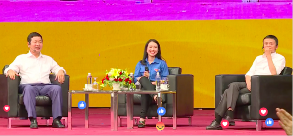 Cô gái may mắn được ngồi cạnh tỷ phú Jack Ma