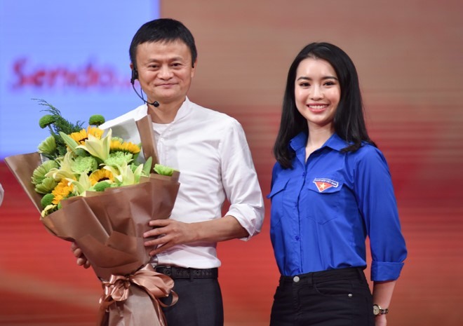 Trong suốt buổi trò chuyện, Khánh Linh gây ấn tượng bởi tài dẫn dắt, cô đã hỏi tỷ phú Jack Ma nhiều câu hỏi liên quan đến khởi nghiệp cũng như truyền cảm hứng bằng tiếng anh một cách trôi chảy.