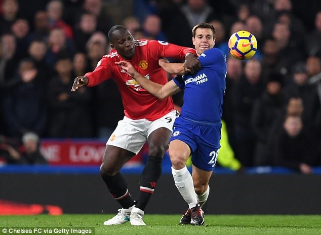 Một pha tranh chấp giữa Azpilicueta (phải) và Lukaku (trái) trong trận Chelsea 1-0 Man United mới đây. Ảnh: Getty Images.