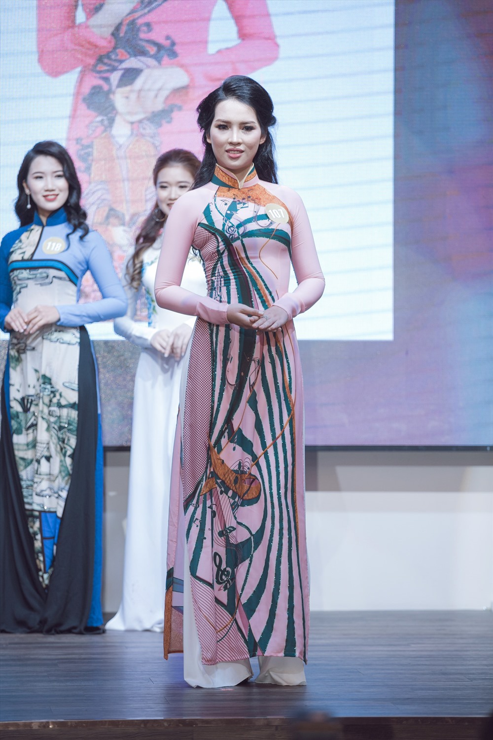 Thí sinh khoe dáng áo dài.