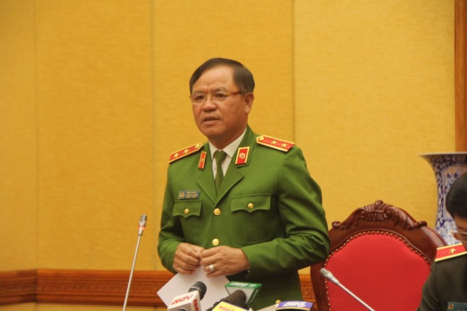 Trung tướng Trần Văn Vệ trả lời liên quan đến việc “bỏ sổ hộ khẩu“. Ảnh Dung Hà