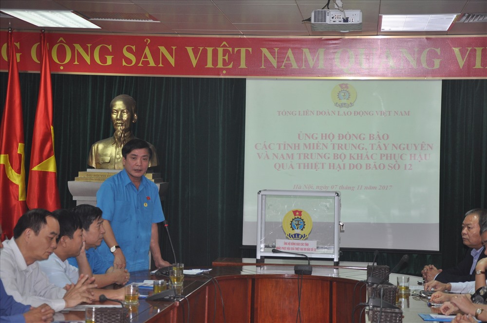 Đồng chí Bùi Văn Cường, Ủy viên TƯ Đảng, Chủ tịch Tổng LĐLĐVN kêu gọi ủng hộ đồng bão bị ảnh hưởng bởi cơn bão số 12. Ảnh: Quế Chi