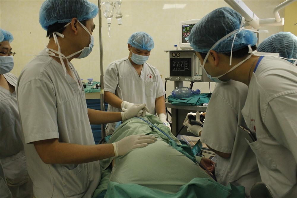 Các bác sĩ tiến hành lấy dị vật cho bệnh nhân.