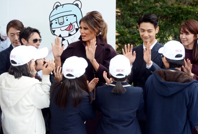 Bà Melania Trump và nam ca sĩ Minho. Ảnh: Yonhap