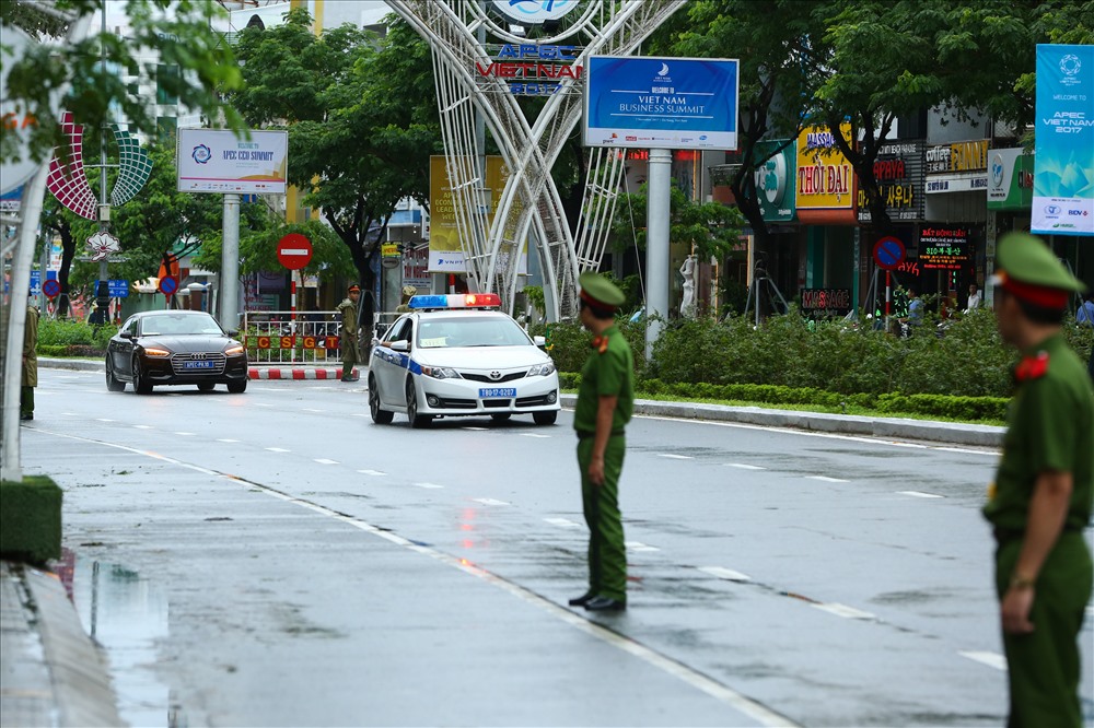 Họ thực hiện điều tiết giao thông và luôn trong tư thế sẵn sàng đón các đoàn đại biểu.