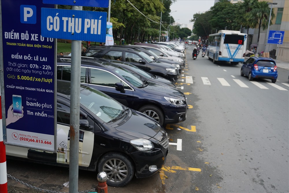 TPHCM triển khai thu phí đỗ xe ô tô qua điện thoại. Ảnh: M.Q