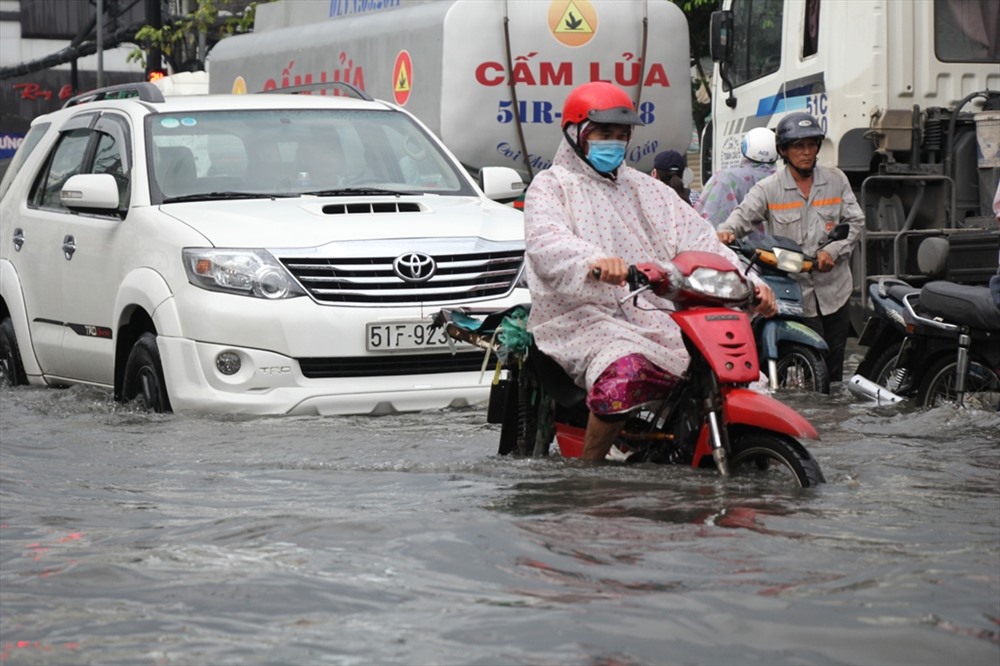 Đường Huỳnh Tấn Phát (Q.7) ngập nặng.