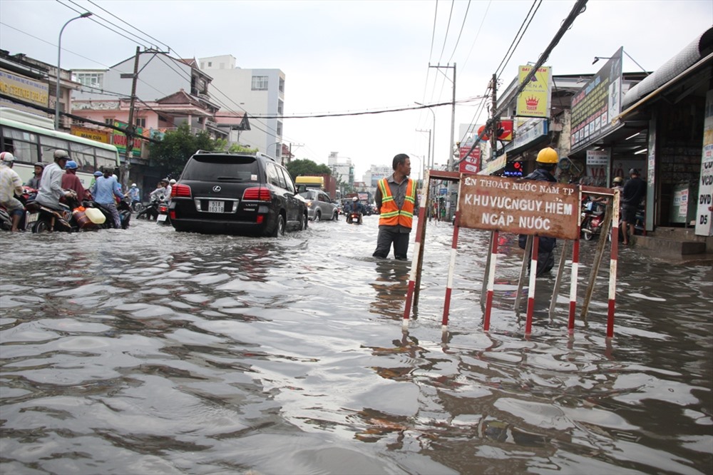Có những vị trí ngập sâu được rào chắn để cảnh báo.
