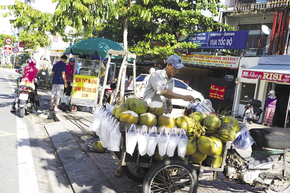 Vỉa hè bị lấn chiếm bán hàng rong trên đường Bạch Đằng (Q.Tân Bình).