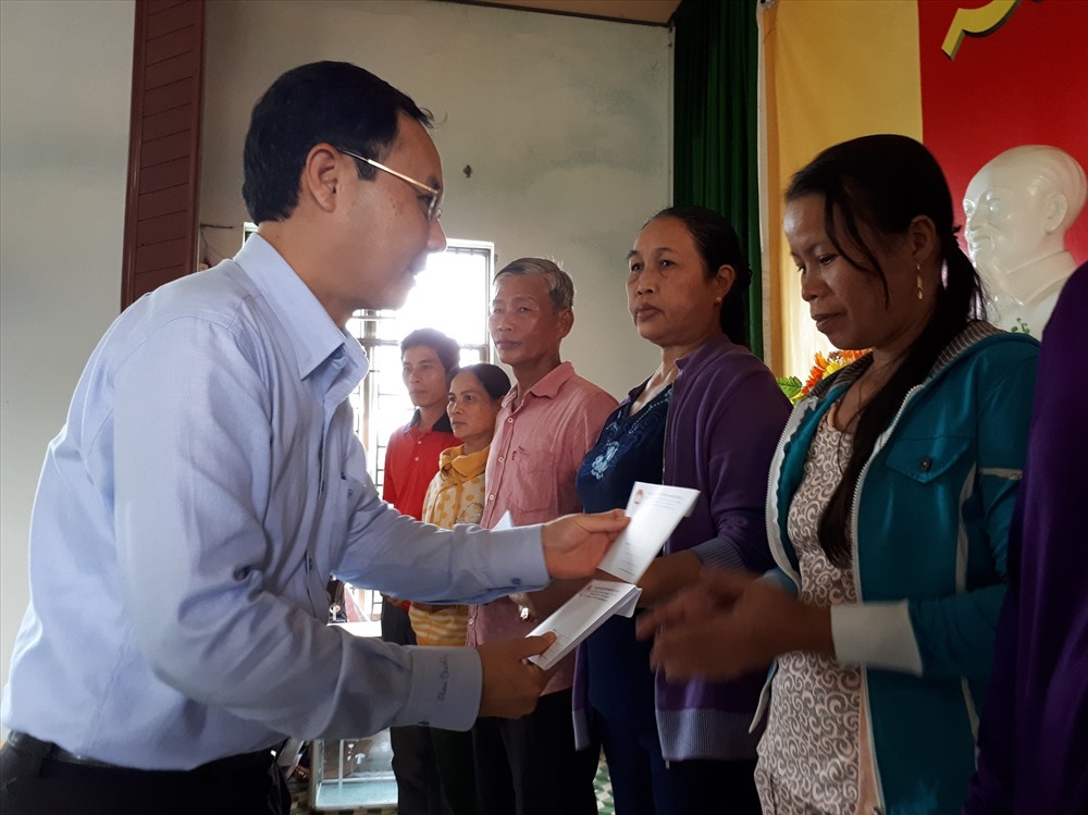 Đoàn lãnh đạo TP Hồ Chí Minh trao quà cho bà con xã đảo Tam Hải. Ảnh: CĐ
