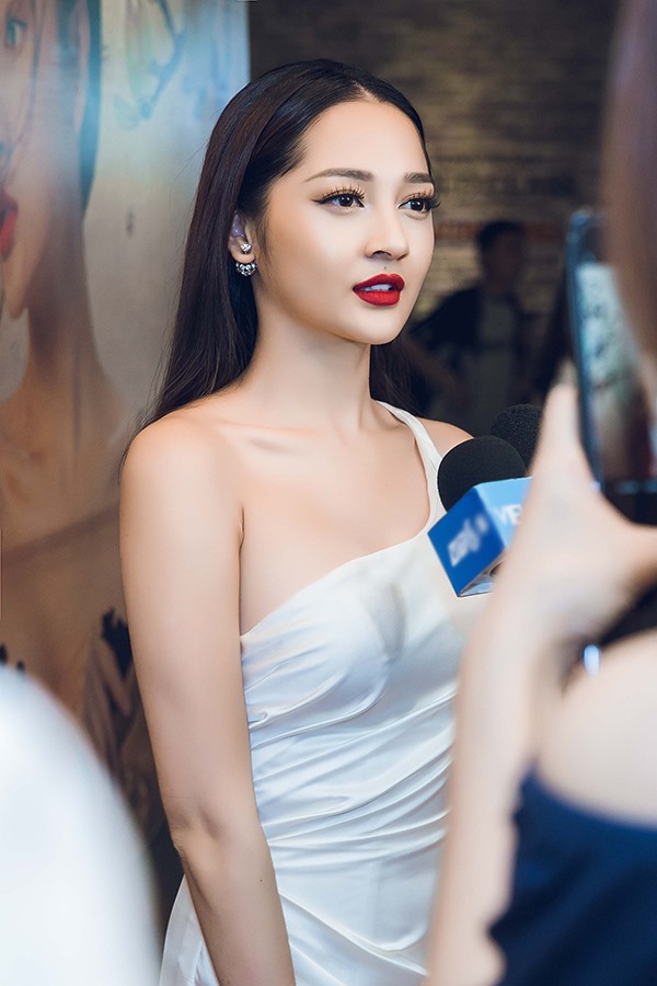 Trước ý kiến cho rằng cùng được sáng tác bởi Mr Siro, “Em gái mưa” của Hương Tràm đã trở thành hit bự, Bảo Anh có bị áp lực, nữ ca sĩ cho rằng đó là: “Cờ đến tay ai người đấy phất” đồng thời cũng mừng cho Hương Tràm khi đã có bài hit lớn
