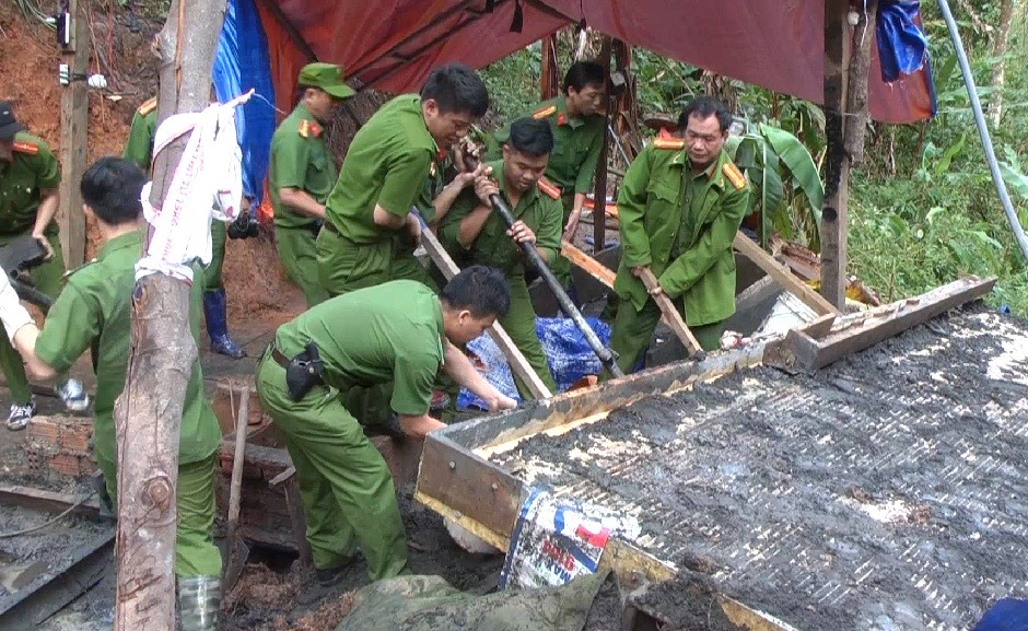 Công an đã tiến hành tháo dỡ lán trại, giàn rung... của thiết tặc tại khu vực Núi Cao