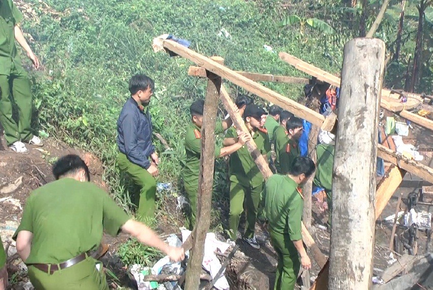 Công an đã tiến hành tháo dỡ lán trại, giàn rung... của thiết tặc tại khu vực Núi Cao