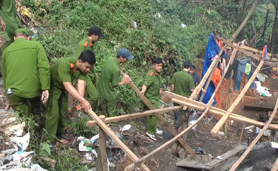 Công an đã tiến hành tháo dỡ lán trại, giàn rung... của thiết tặc tại khu vực Núi Cao