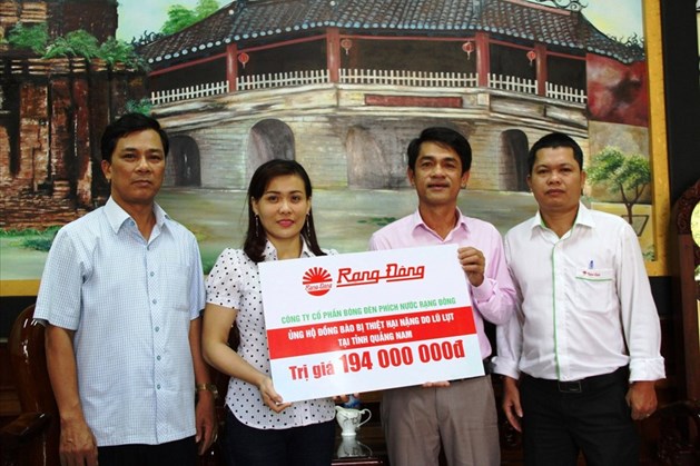 LĐLĐ tỉnh Quảng Nam đón nhận bảng biểu trưng 2.000 suất quà từ Công ty Rạng Đông. Ảnh: LP