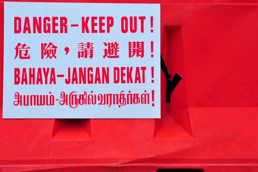 Biển cảnh báo an toàn ở một công trình xây dựng tại Singapore bằng 4 thứ tiếng. Ảnh: Shutterstock