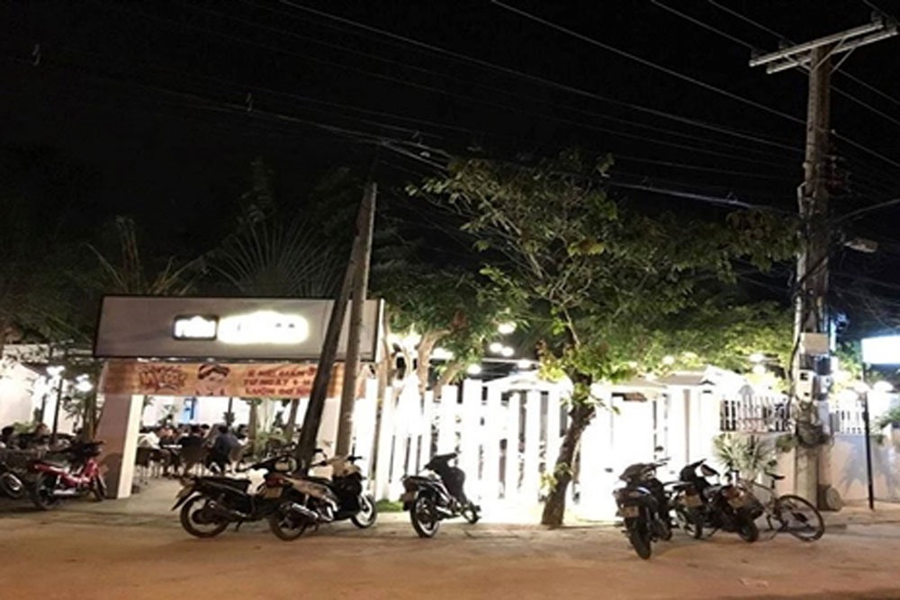 dam vo cu dot quan ca phe roi dung dao tu sat