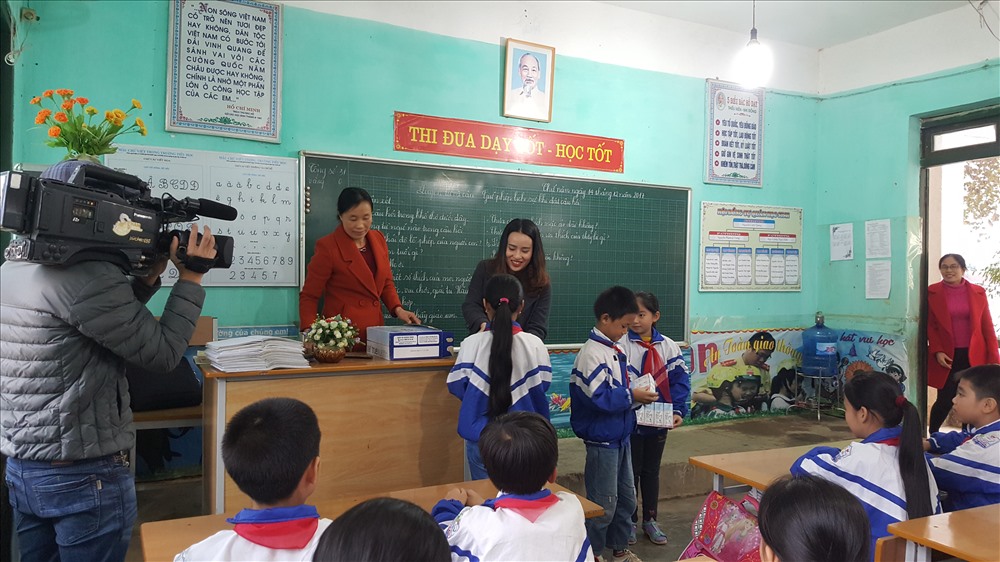 Bà Trần Thị Như Trang – Giám đốc Quỹ Vì Tầm Vóc Việt trao tặng trẻ em nghèo Quỳ Hợp 60.000 ly Sữa học đường