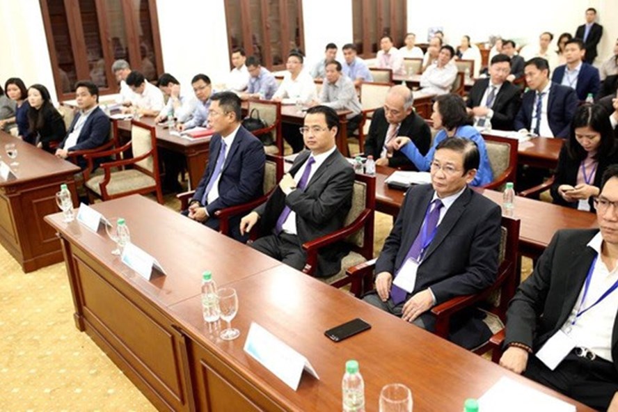 Lãnh đạo Bộ Công Thương, Sabeco và các nhà đầu tư tham gia buổi chào bán cạnh tranh chiều 18-12 tại Sở Giao dịch chứng khoán TP HCM. Ảnh: Hoàng Triều