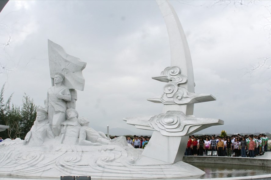 Hơn 1.000 học sinh, giáo viên, phụ huynh trường THPT Lê Quý Đôn (TP Hồ Chí Minh) đến dâng hương tại Khu tưởng niệm chiến sĩ Gạc Ma. ảnh: T.Thúy