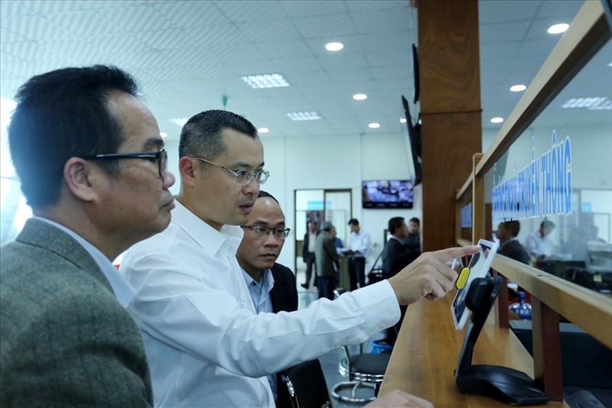 Thứ trưởng Phạm Đại Dương (giữa) kiểm tra thông tin điện tử tại điểm tiếp nhận hồ sơ và chuyển trả kết quả TTHC của tỉnh Gia Lai. Ảnh: PV