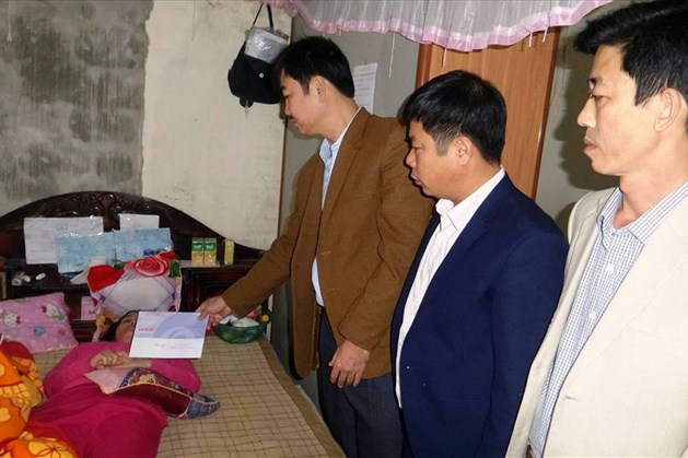 Đại diện Quỹ Tấm lòng Vàng, LĐLĐ Can Lộc trao quà hỗ trợ cho cô Thúy Hà. Ảnh: Quốc Cường