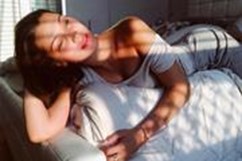 Sao Hollywood rầm rộ lăng xê trào lưu Plandid tạo dáng như "bị chụp lén"
