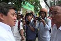 Ông Đoàn Ngọc Hải trao đổi với người vi phạm.