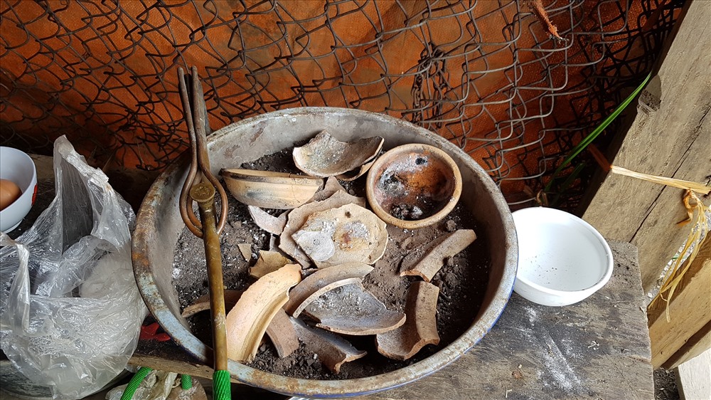 Những dụng cụ để luyện vàng có sẵn trong lán của bà L. Ảnh: LN.