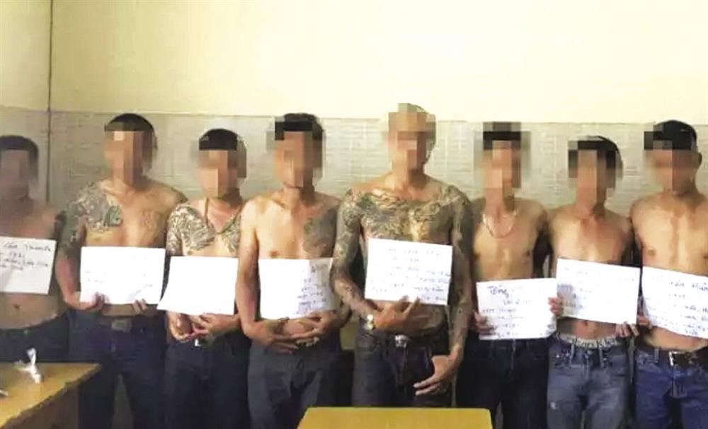 Nhóm bắt cóc cô gái 28 tuổi ở quận 9 đưa đi giam giữ ở Tân Phú sau khi bị công an Tân Phú bắt giữ. Ảnh: CTV