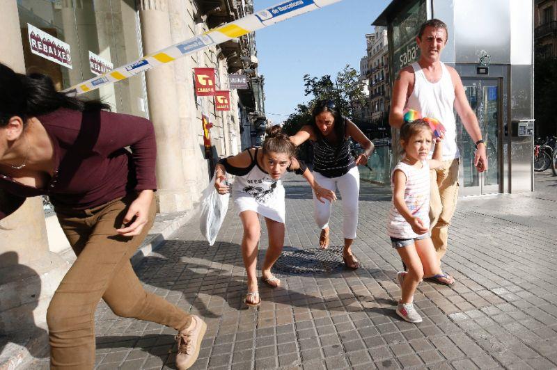 Du khách trên con phố du lịch sầm uất ở Barcelona sơ tán sau vụ đâm xe. Ảnh: AFP