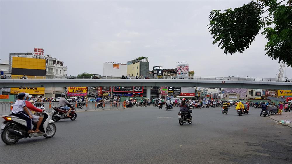 Cứ vào giờ cao điểm thì nạn ùn ứ, kẹt xe lại xảy ra tại ngã sáu Gò vấp dù một nhánh cầu vượt thep đi từ Nguyễn Oanh ra Nguyễn Kiệm đã đưa vào sử dụng. Ảnh: Trường Sơn